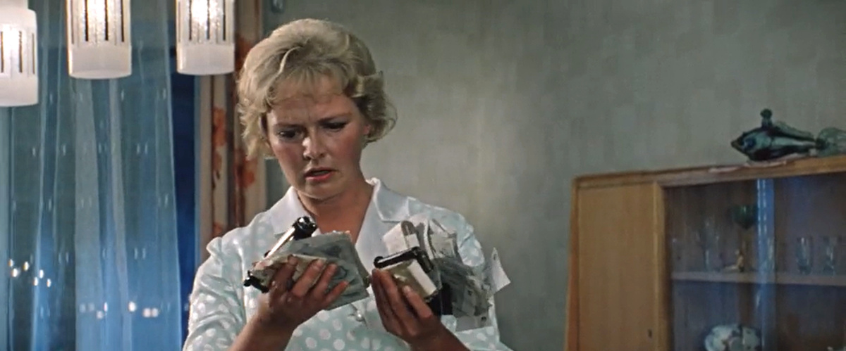 Кадр из кинофильма "Бриллиантовая рука", 1968 г., режиссер Леонид Гайдай, сценаристы Леонид Гайдай, Яков Костюковский, Морис Слободской, композитор Александр Зацепин (скриншот)