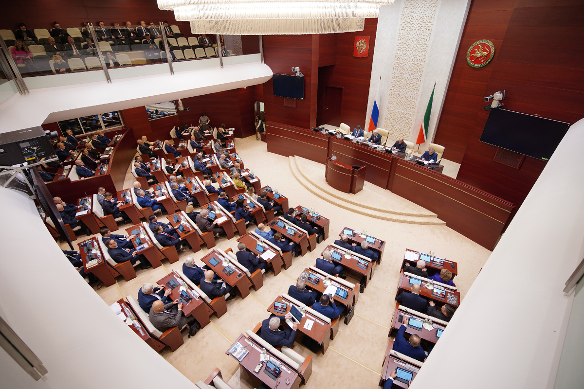 Заседание Госсовета Татарстана традиционно началось с утверждения его повестки. Фото: © Владимир Васильев / «Татар-информ»