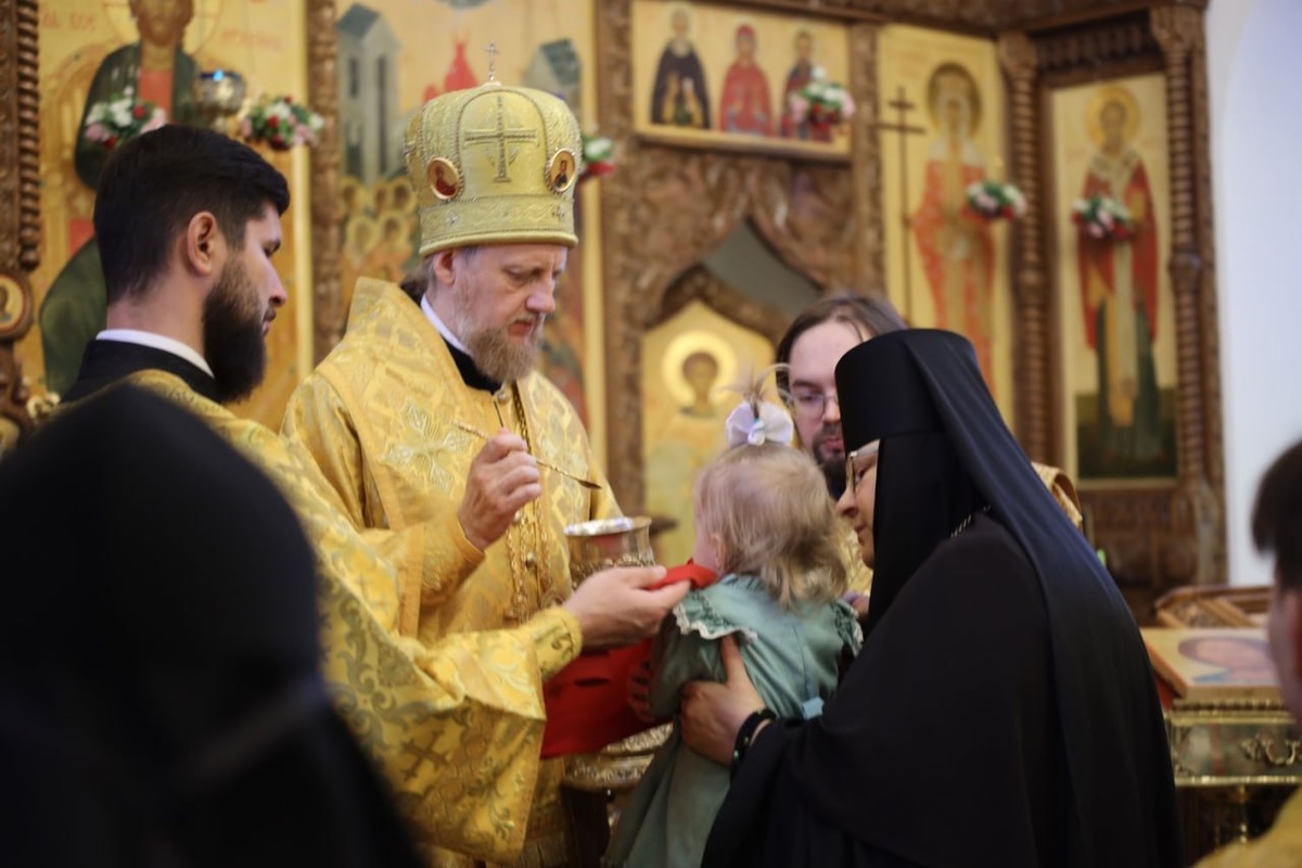 На фотографии: Владыка Феоктист на Божественной Литургии в храме Успения Пресвятой Богородицы в Николо-Сольбинском монастыре