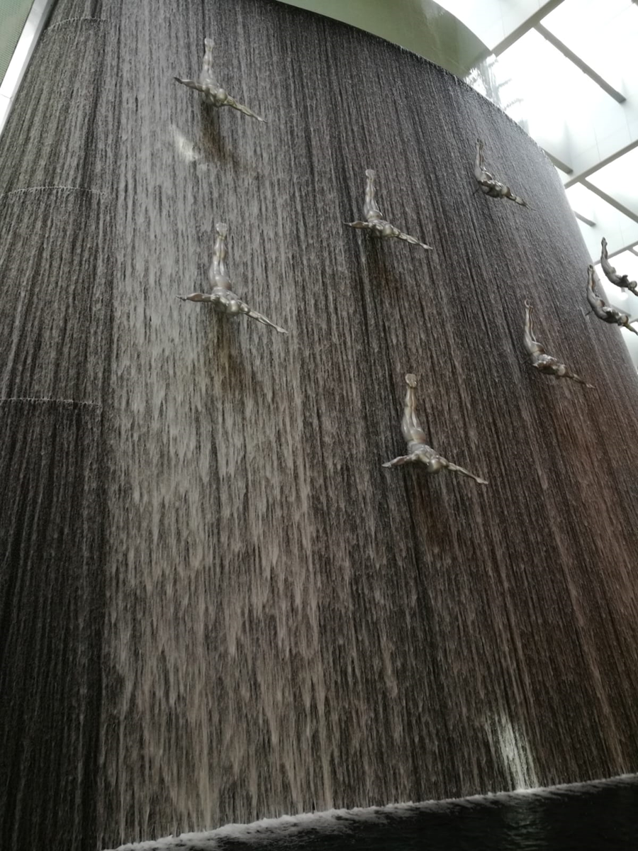 Стена водопада внутри торгового центра Dubai Mall.
