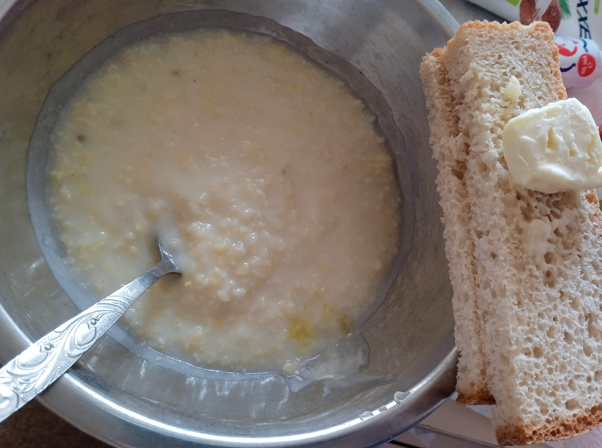 Пшённая каша и ххлеб со сливочным маслом на завтрак воскресенья в роддоме