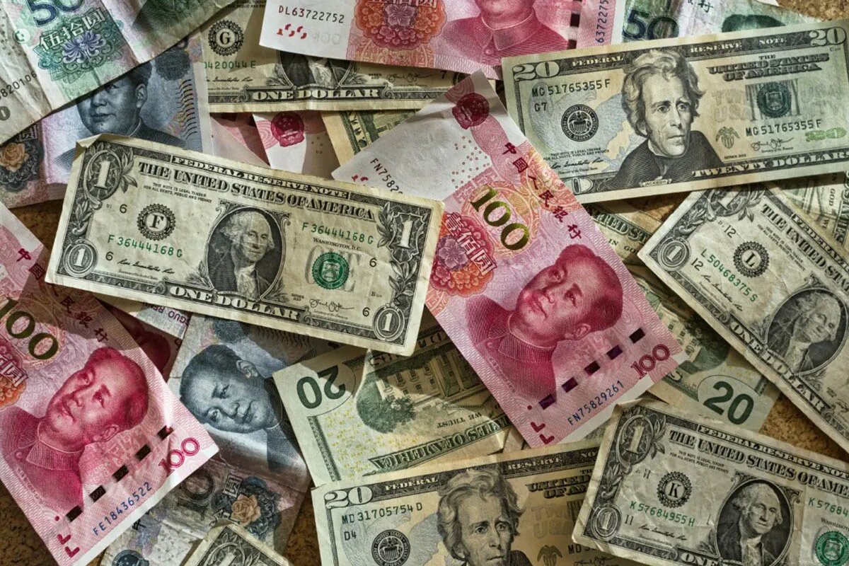    Юани и доллары. © unsplash.com / Eric Prouzet