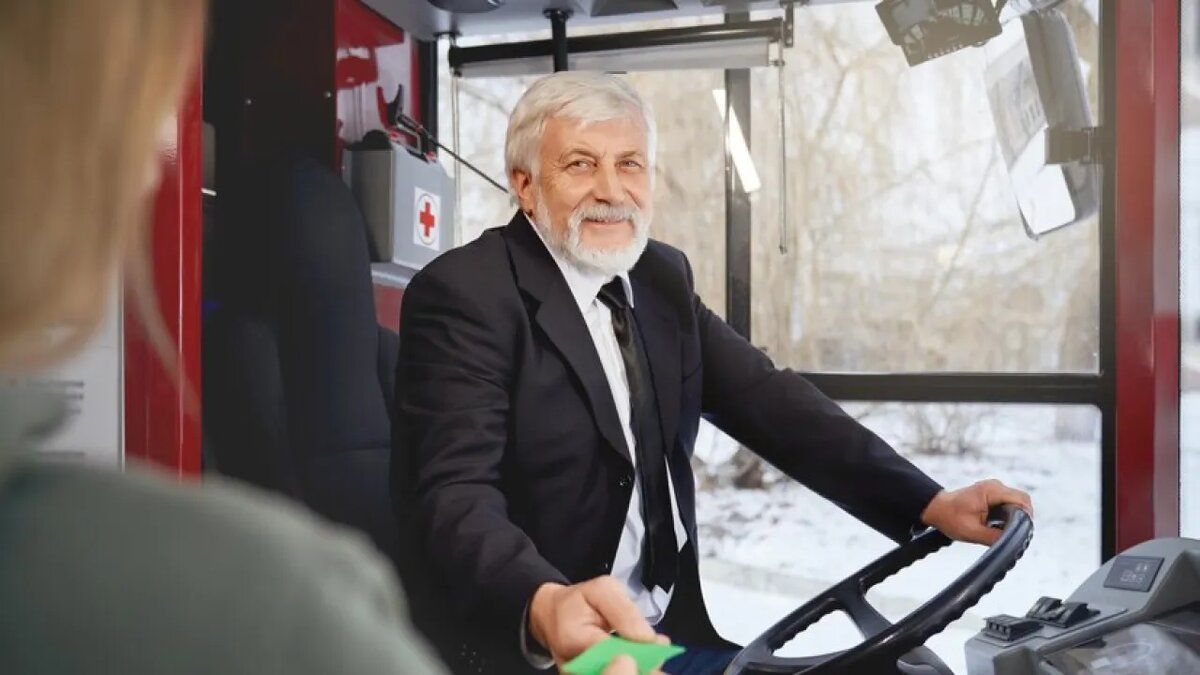    Пожилой водитель автобуса.