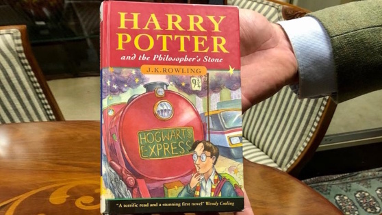    Первое издание книги "Гарри Поттер и философский камень" продали на аукционе за £36 тыс. Андрей Бурков