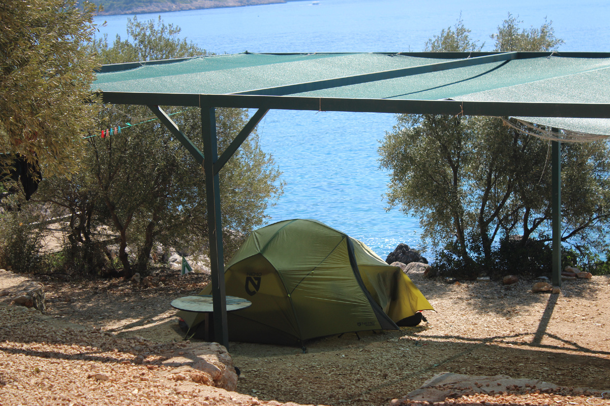 Отдых мечты: палатка на берегу моря