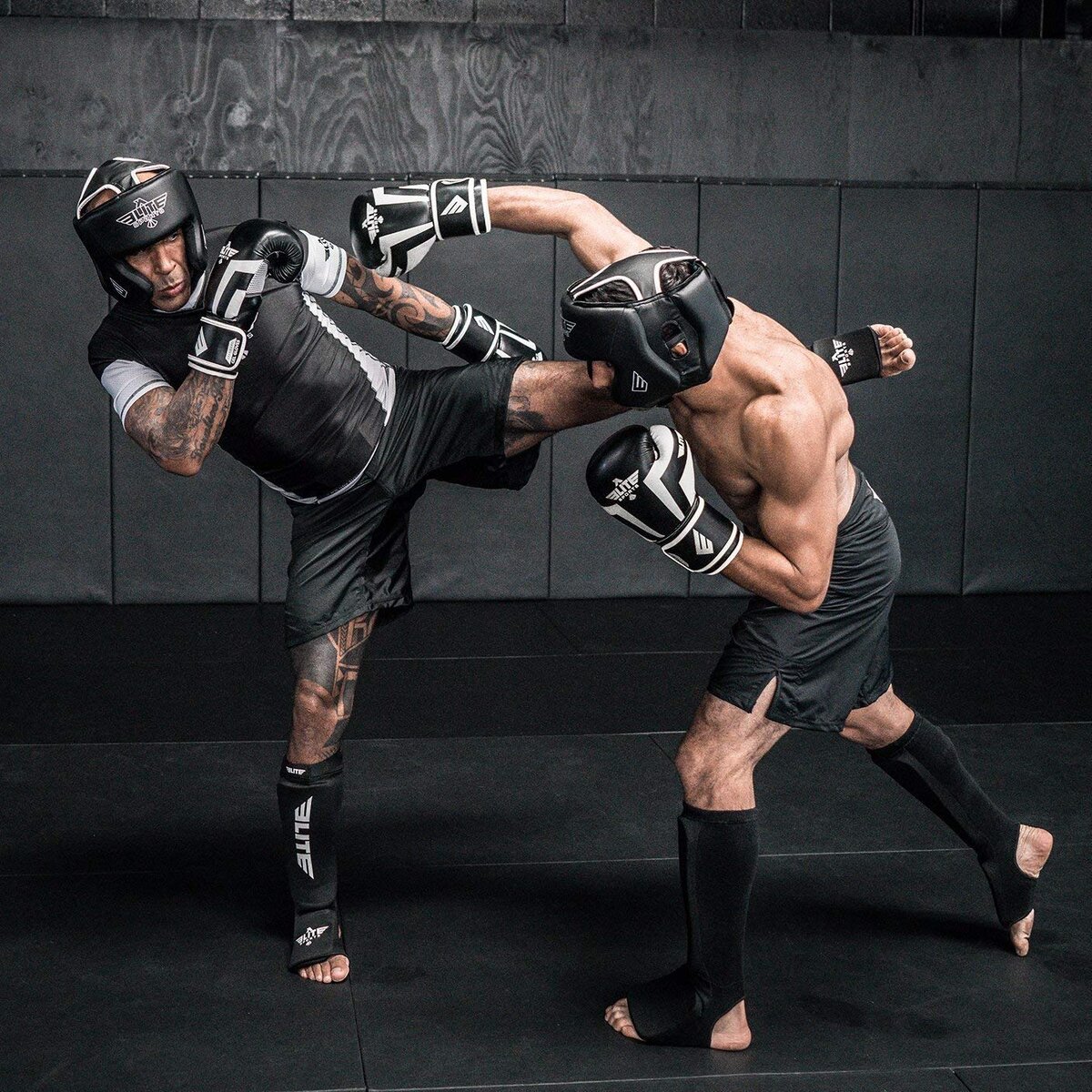 Кикбоксинг — контактный боевой вид спорта, сочетающий в себе элементы разных боевых искусств. Здесь разрешены подсечки, удары ногами, как в карате и тхэквондо, удары руками в голову, как в боксе, клинч и работа коленями, как в тайском боксе. Это универсальное направление сравнительно молодое — оно появилось в США только в 70‑х годах прошлого века.