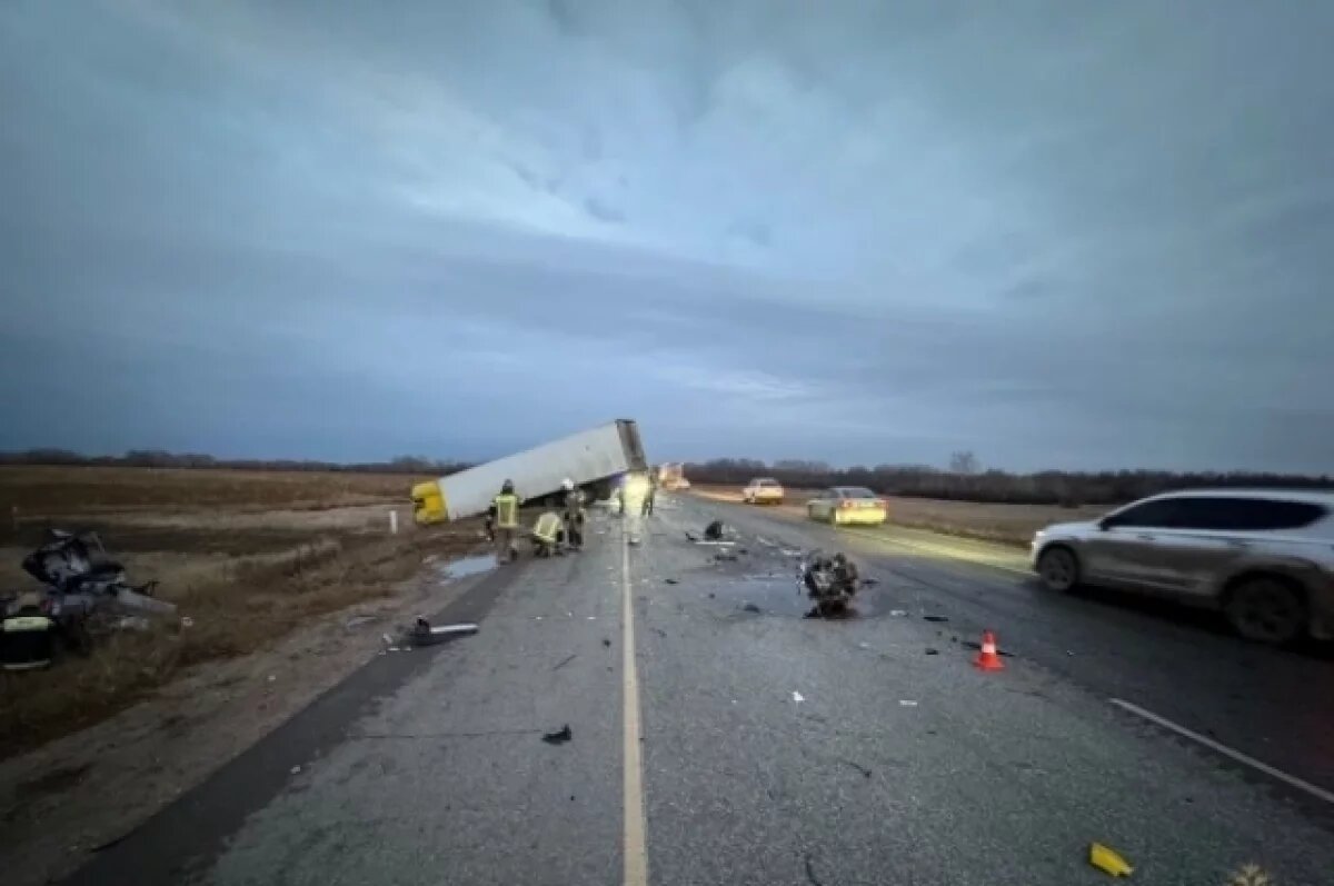    Видео с места смертельной аварии под Волгоградом выложила полиция