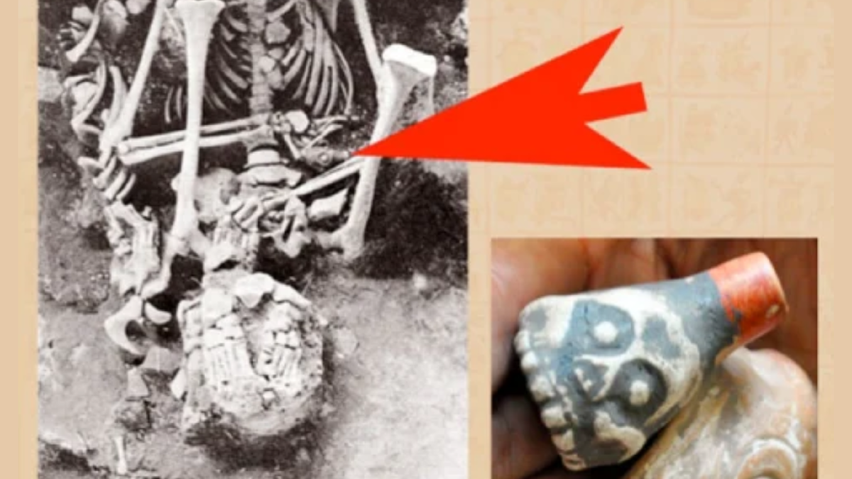 Свисток в руках принесенной жертвы. Источник изображения: skullsproject.wordpress.com