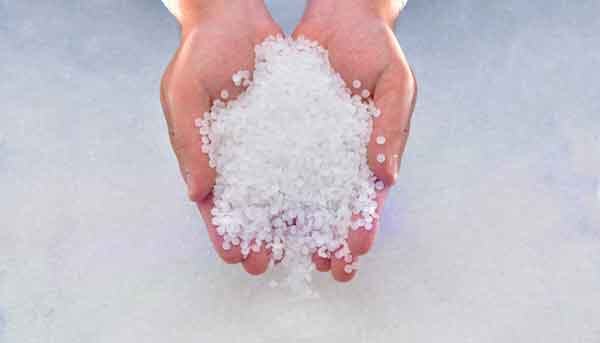 Таким примерно выглядит бимодальный полиэтилен в гранулированном виде. Новый материал, полученный нефтехимическим производством, отметился уникальными эксплуатационными свойствами