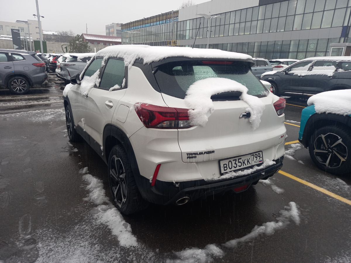 На одной из парковок столичного дилерского центра: Chevrolet Trailblazer, ввезённые в РФ по альтернативным каналам.