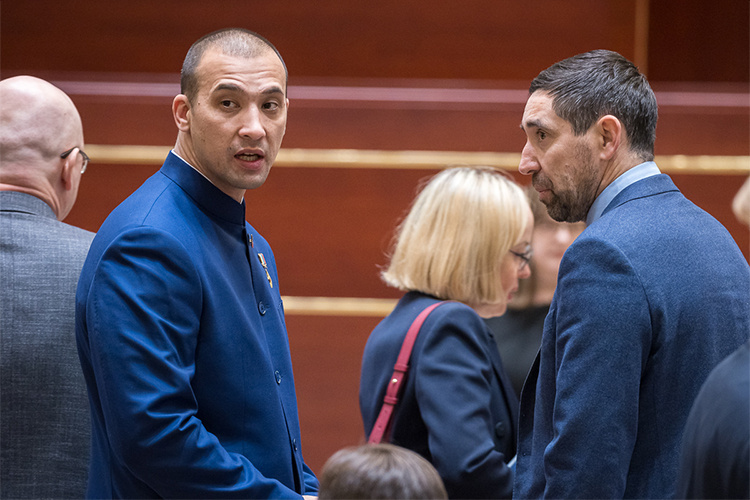    Расим Баксиков предложил искать «другие способы»: «[Не принятый в школу ребенок мигранта] — это бандит».   
Фото: «БИЗНЕС Online»