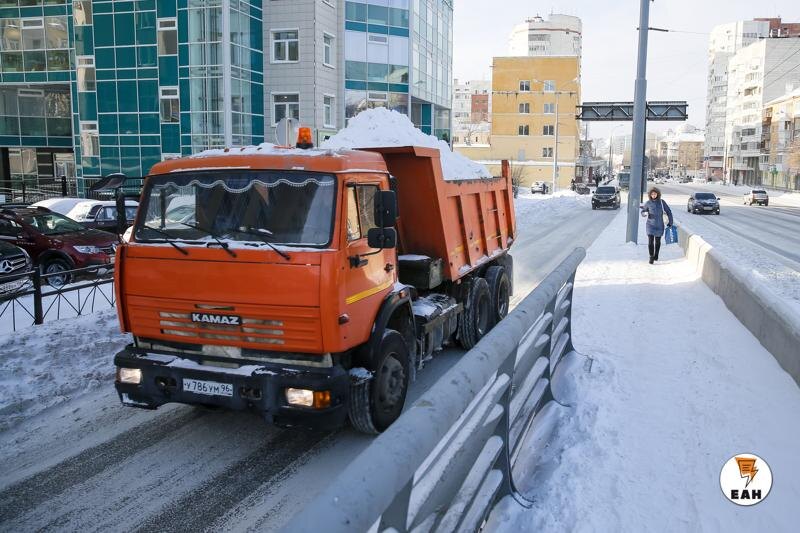    ЕАН / Вывоз снега с улиц Екатеринбурга в прошлом году стал проблемой из-за отдаленности снежных полигонов