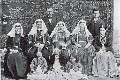 Армянские купцы с женами. Фото начала XX века