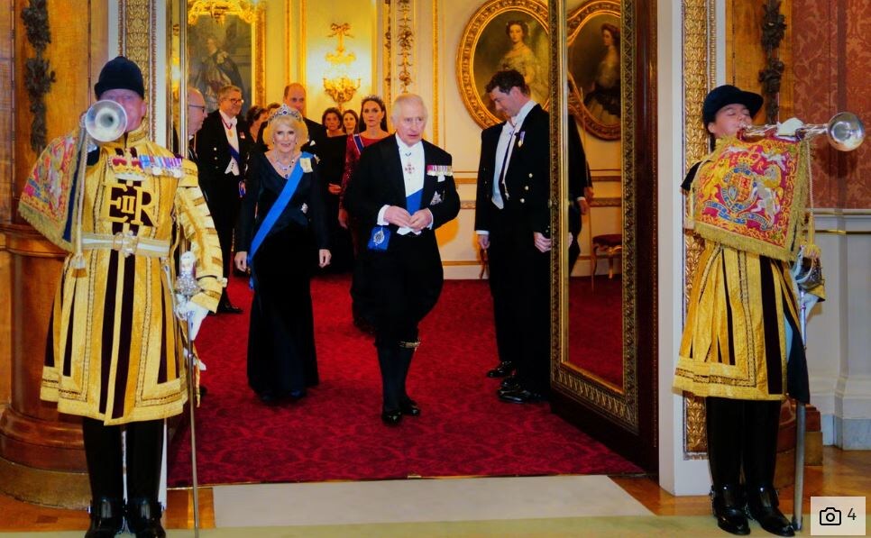 Букингемский дворец... Красивый, я свидетель. :) И короткие штанишки у Чарлза в наличии. Фото https://www.independent.co.uk.