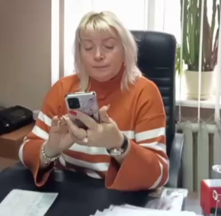 Вызывает полицию