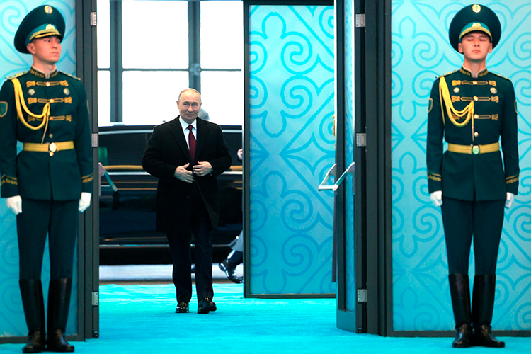    С государственным визитом в Казахстан Владимир Путин прилетел накануне. В четверг в Астане собралось заседание совета коллективной безопасности ОДКБ в узком составе.   
Фото: kremlin.ru