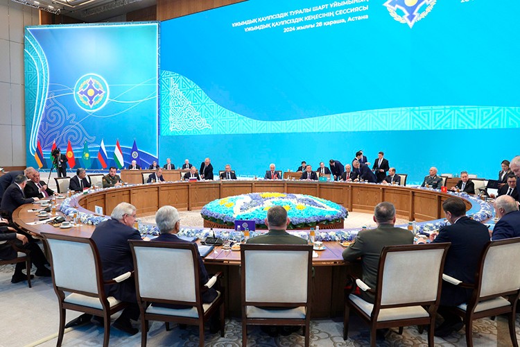    Москва будто намеренно взяла паузу, а может быть, решила выждать и не «портить» визит президента в Казахстан.   
Фото:  kremlin.ru