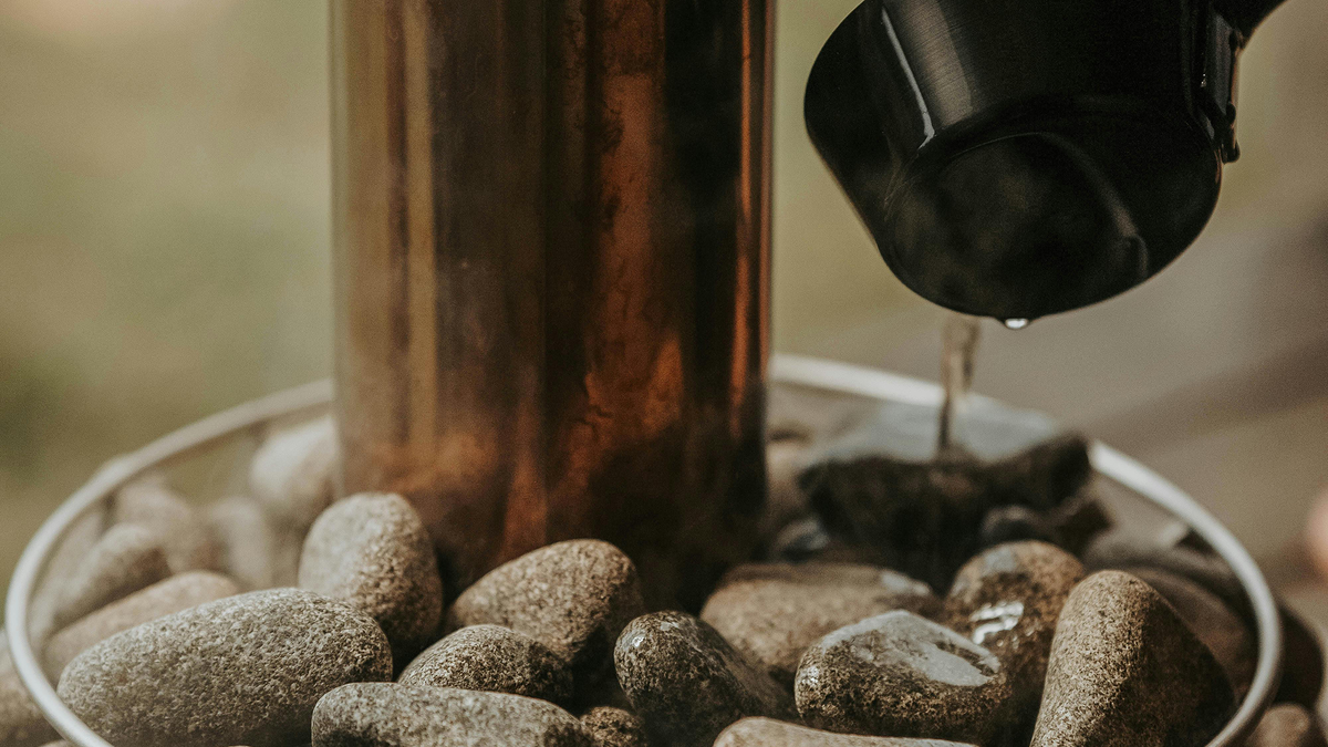 В русской бане для создания пара раскаленные камни поливают чистой водой