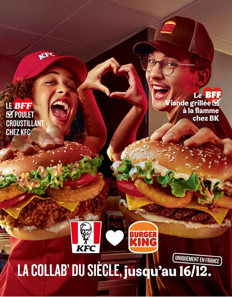 Кадр из рекламного ролика, где сотрудники поют вместе