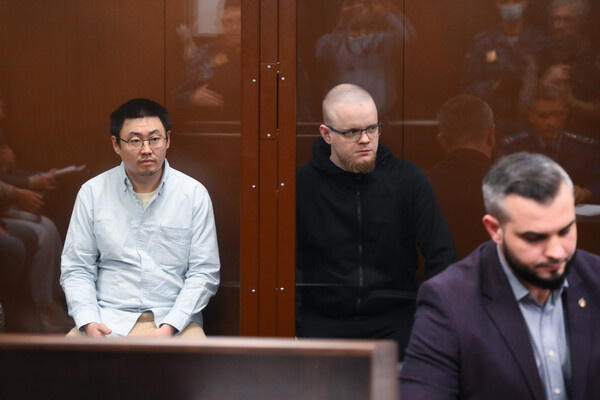 Александр Ким и Никита Дубас, проходящие обвиняемыми по уголовному делу о гибели людей в московском коллекторе, на заседании Мещанского суда Москвы, ноябрь 2024 года / Григорий Сысоев/РИА Новости   📷