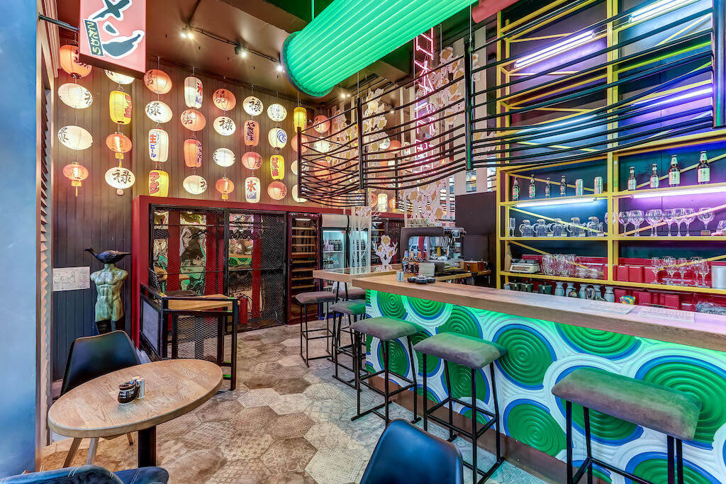 Внутренняя обстановка первого зала и открытая кухня