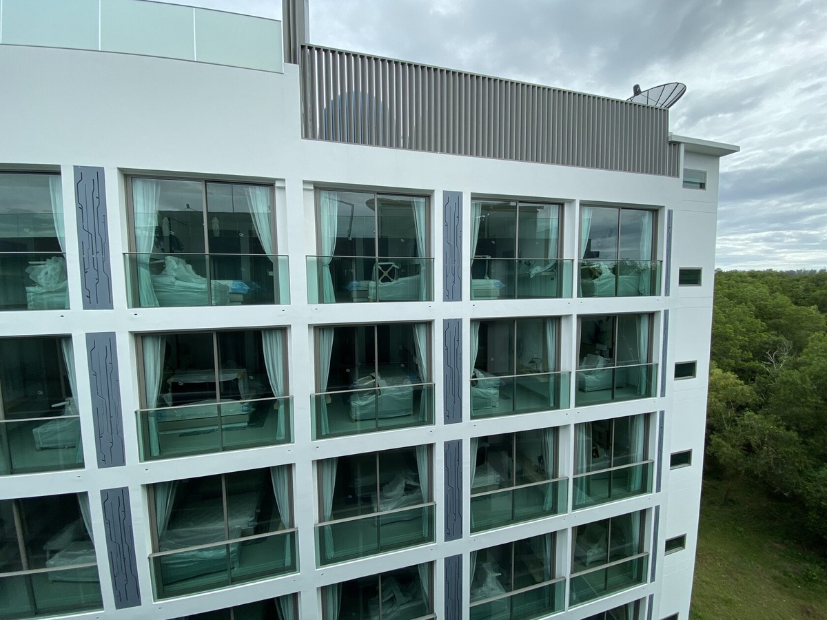 Вид на отель Хилтон из окон ЖК ОшеанСтоун