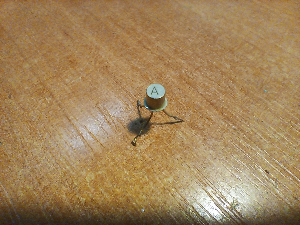 Литера "А" на шляпке