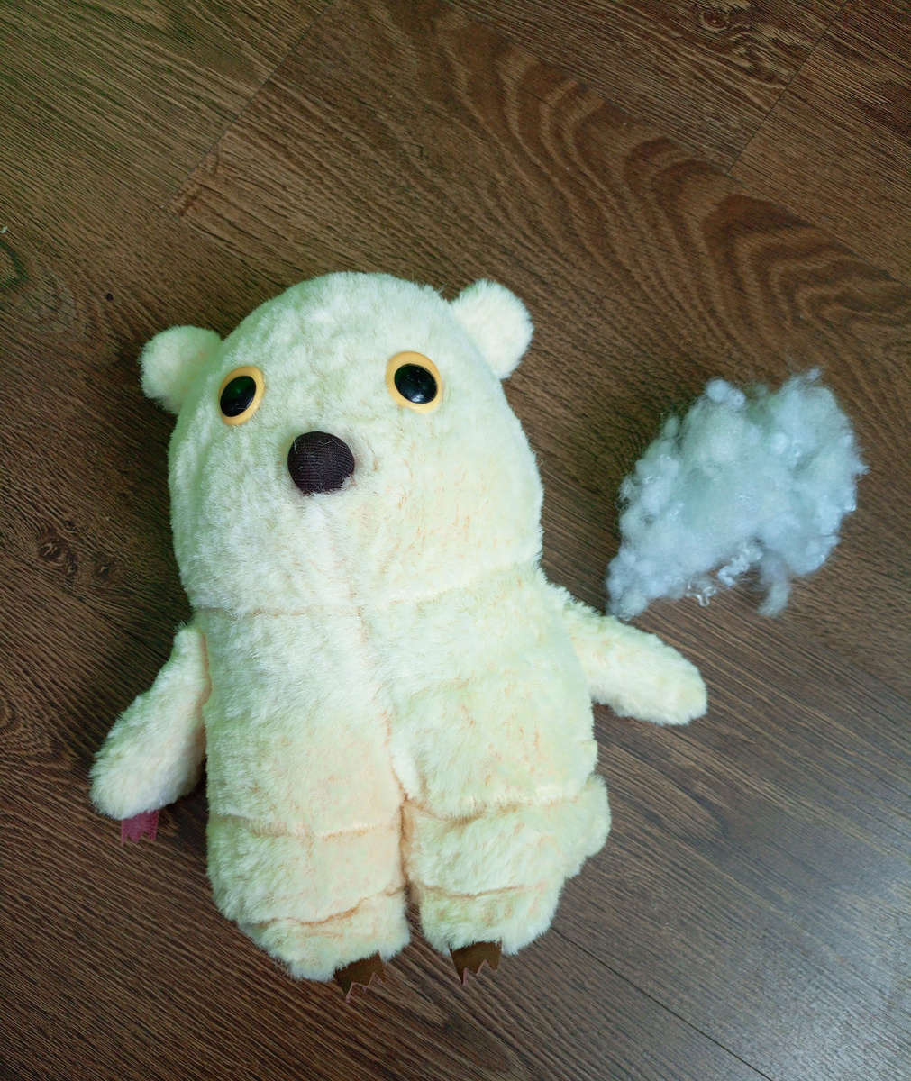 Фото автора,рядом мелкий синтепоновый наполнитель из подушки