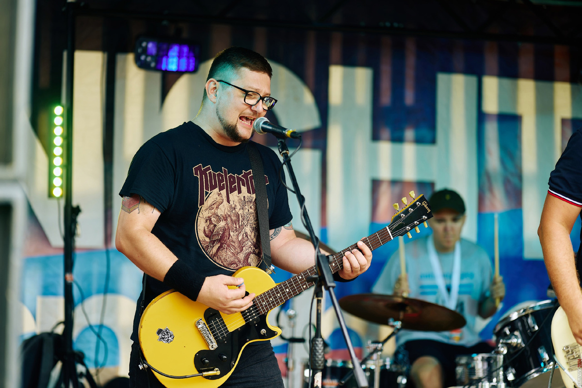 Группа УДОВЛЕТВОРИТЕЛЬНОЕ ПОВЕДЕНИЕ (Барнаул). Максим Калинин, Артём Винокуров. 10.08.2024, Фестиваль "Сибиризация", г. Барнаул. Фото из архива Максима Калинина