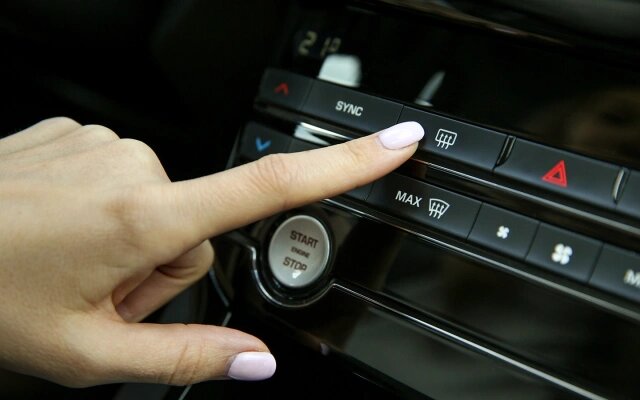 Чаще всего функция обогрева заднего стекла активируется нажатием кнопки или клавиши (Фото: Petr Smagin / Shutterstock / FOTODOM)