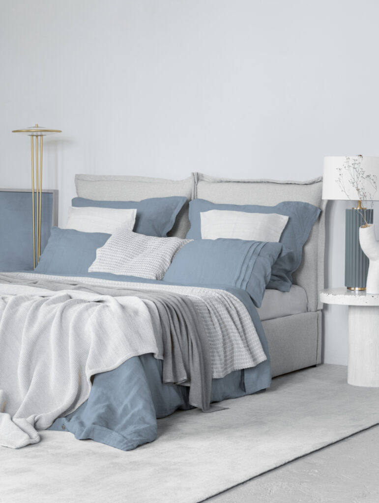 Мягкий серый цвет действует расслабляюще, а голубой привносит легкую прохладу, которая на контрасте усиливает ощущение уюта. 