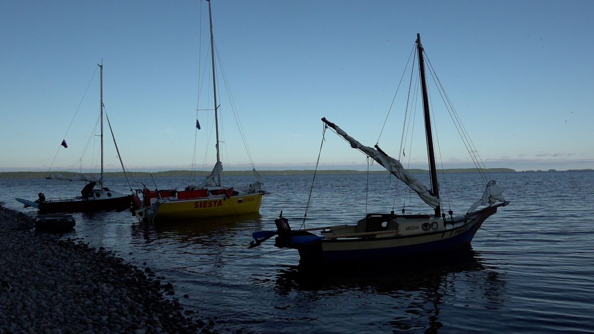 Наша маленькая флотилия на отдыхе. Фото Романа Шкловского