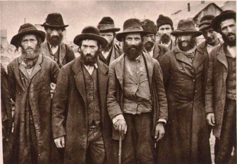 Русские евреи (Источник: https://avatars.dzeninfra.ru/get-zen_doc/105853/pub_5bf7a08a7db00200aae169b1_5bf7a8c25184cc00a990481f/scale_1200)