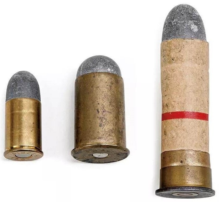 Слева направо: патроны 1-дюймовый .577, .450 Adams и .577 Snider.