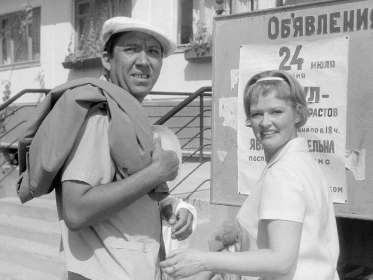 Юрий Никулин и Нина Гребешкова в сцене из фильма «Бриллиантовая рука», 1968 год. Фото: Global Look Press