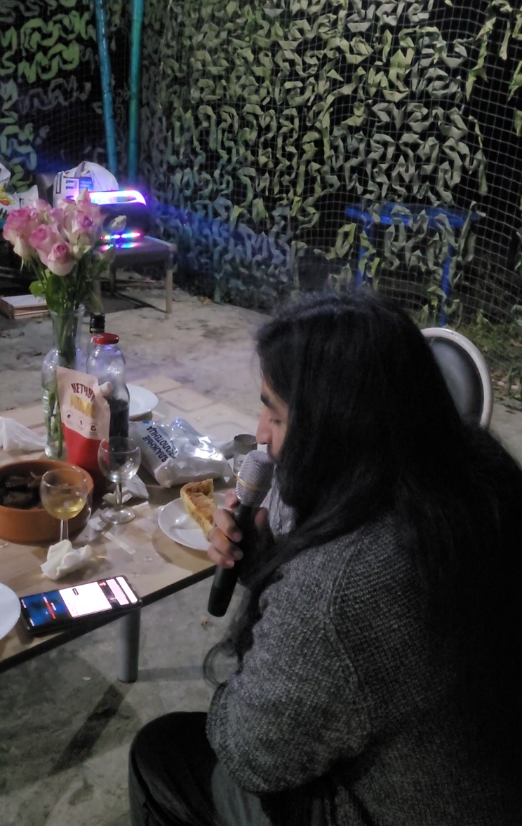 Марко поет в караоке в беседке