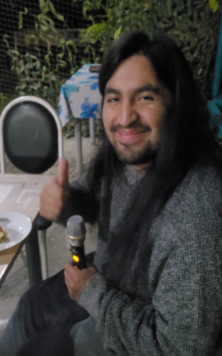 Марко поет песни