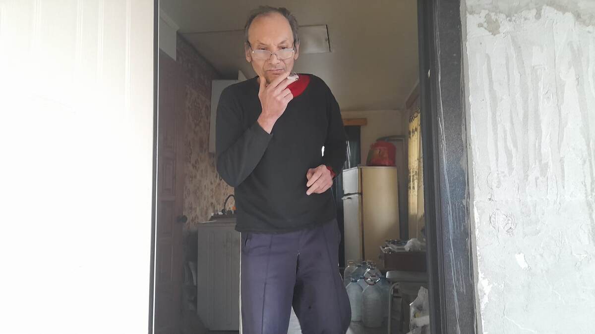 Курить Игорёк не бросил.