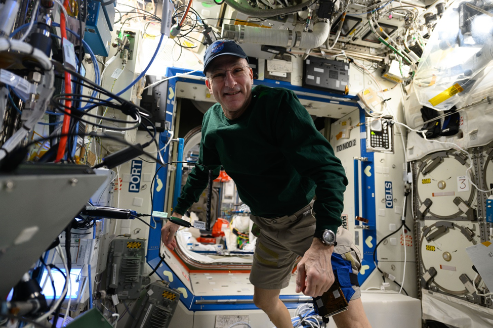 Дональд Петтит работает на МКС. Фото: nasa.blog.com