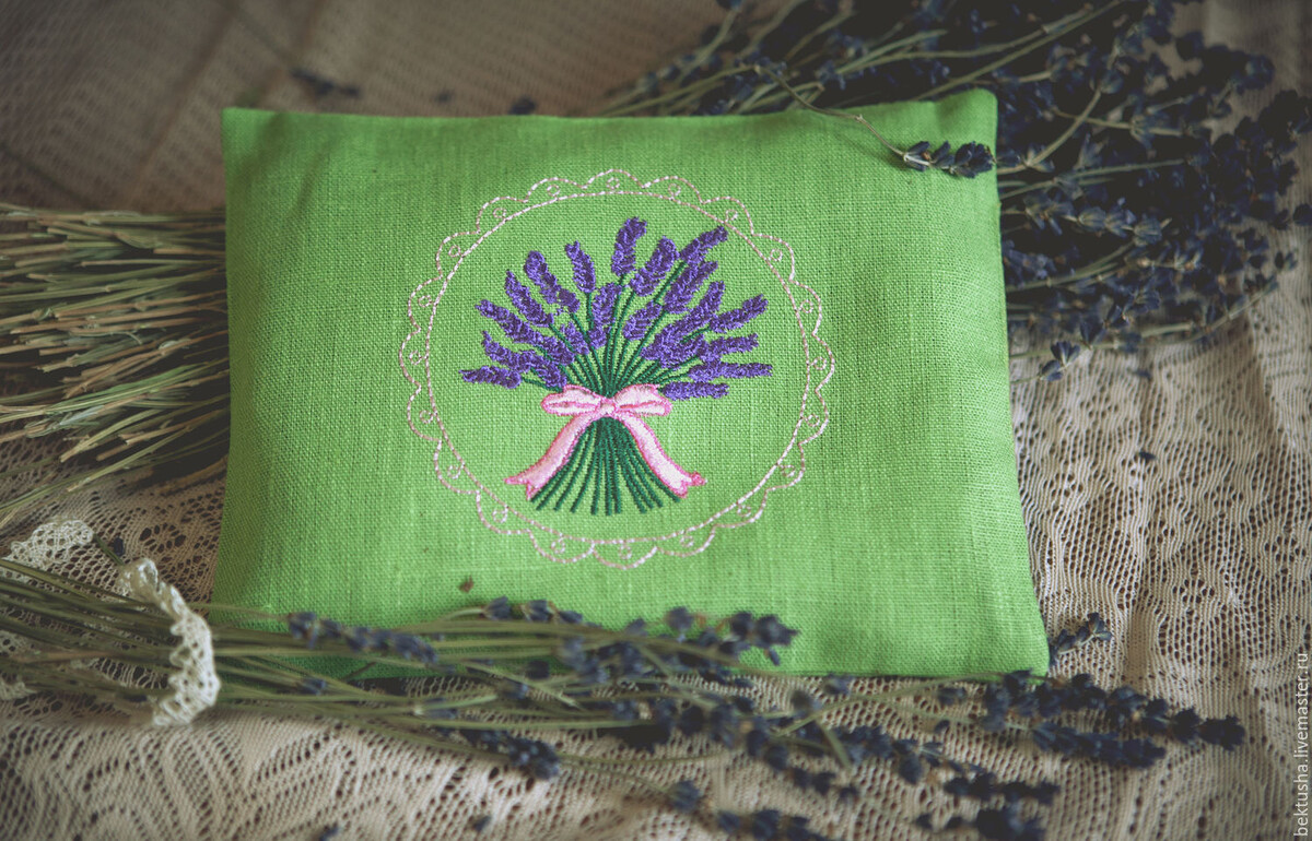 Фото из интернета

- Марк, пообещай, что до выборов в нашем доме больше не будет ни одного журналиста и после, желательно тоже. Они ищут сенсаций, их рейтинг зависит от того, сколько «грязного белья» они достанут на белый свет. Мы для них не представляем интереса. Марии хотелось услышать иную историю нашего знакомства. Ей куда больше бы понравилась история про героиню склонную к дурным привычкам, но девушку с чистой душой, занимающуюся проституцией, мечтающую покончить с этим непристойным ремеслом, встретившую на своем тернистом пути миллионера, всё по сценарию фильма «Красотка», а не про то, как ты познакомился со своей супругой школьницей, спасающей с помойки котят. Далее, она начала нащупывать «уязвимые места» в наших детях. Ей просто не терпелось представить наших мальчиков, в глазах публики, этакими «мажориками», а Клавдию избалованной «принцесской».
- Дорогая, мне кажется ты преувеличиваешь, как истинная львица, защищающая своих котят. Но, как бы там не было, мы все дружно утёрли ей нос. 
- С этим не поспорю, - Алиса положила голову на плечо супруга.
- Это интервью было нам нужно, и мы дали его «на отлично». Ты же хочешь, быть женой мэра города?
- Мне достаточно быть женой Марка Аркадьевича Струкова «без приставки мэр».
- Какая ты у меня не амбициозная женщина, - подшутил над ней супруг.
***
Алиса слыла очень пунктуальным человеком. За всю свою жизнь она ни разу никуда не опоздала. Рабочий день в её фирме начинался в 09.00 часов утра, она входила в офис ровно в 08.30, чего требовала и от своих сотрудников. Перед началом рабочего процесса должны быть решены все «бытовые вопросы», такие, как переобувание, бодрящая чашечка кофе с дороги и прочие.
Не смотря на бессонную ночь, насыщенную кошмарными сновидениями, что происходило с ней крайне редко, одетая с иголочки, с идеальным макияжем и прической, она вошла в приёмную. Её помощник Екатерина восседала на своём рабочем месте, рядом с ней топталась менеджер по подбору персонала, проще говоря «кадровичка», со