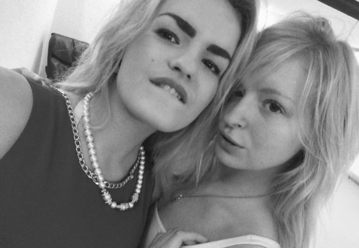 Стефания Дубровина слева, её сестра Лиза справа