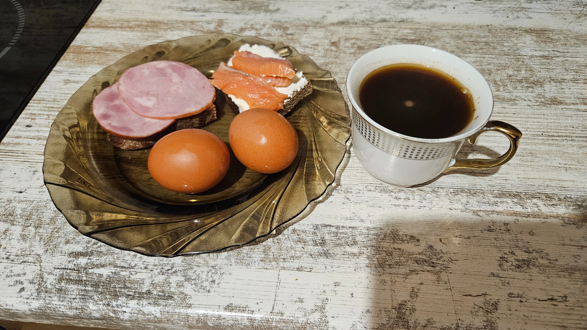 Завтрак. Яйца, бутер с ветчиной, бутер с творожным сыром и форелью. 358 ккал.