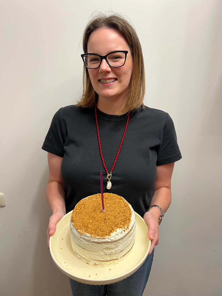 Торт сама пекла, кстати! Мой любимый медовик