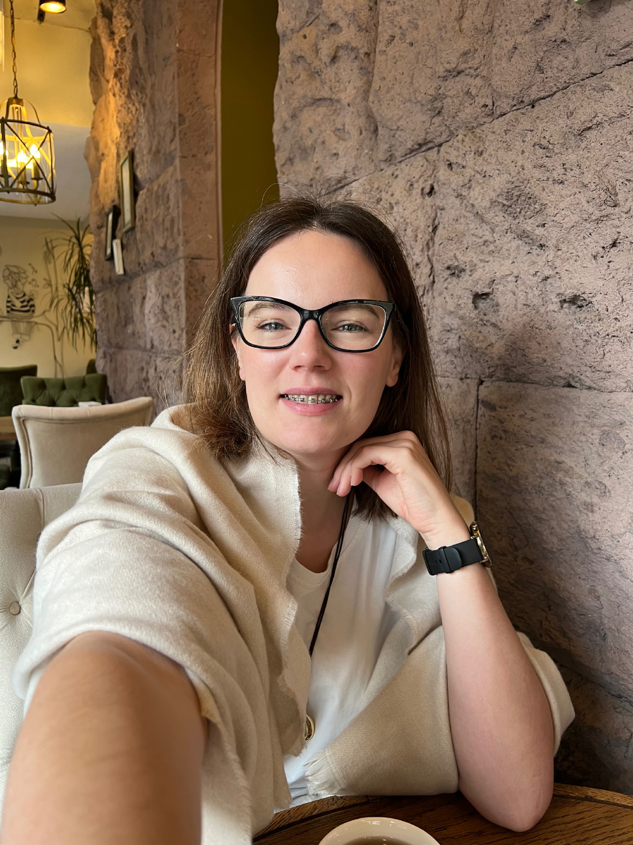 Улыбаюсь всеми своими брекетами)