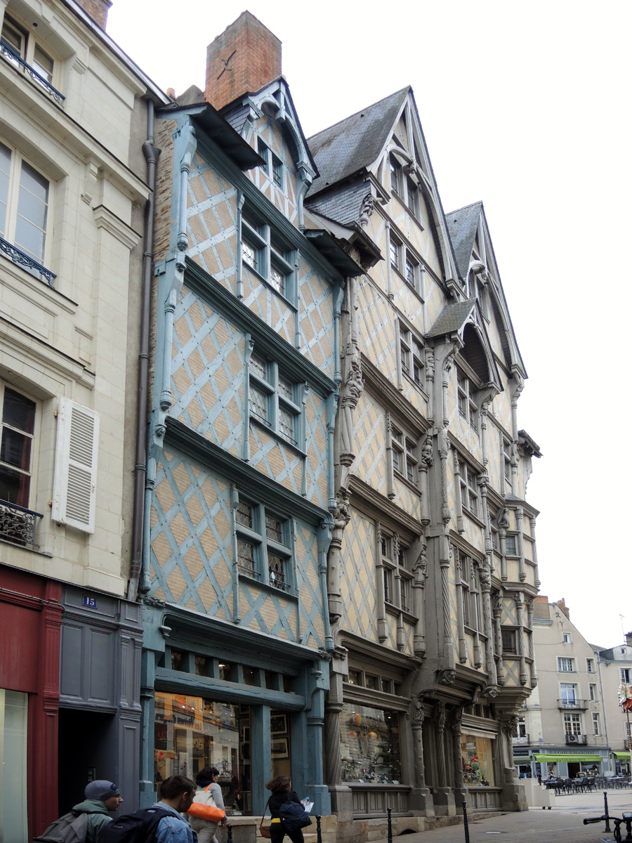 Я не удосужилась перефотографировать все фигуры, но при увеличении фото их видно. Но плохо 🤷 А вот путние блогеры делают хорошие подборки этих деревянных скульптур, очень интересно 👍