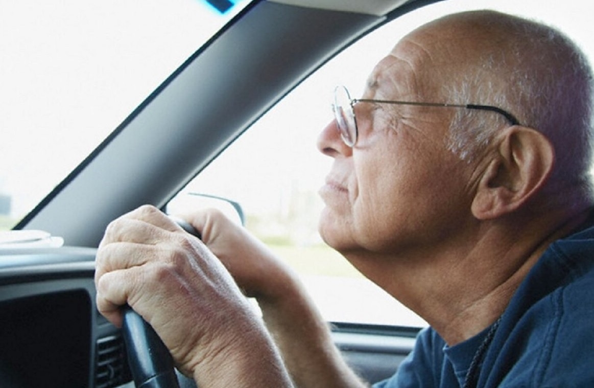 Видит плохо, но все равно за рулем