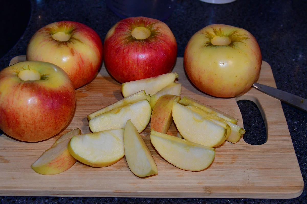 Удаляем сердцевины из яблок и нарезаем