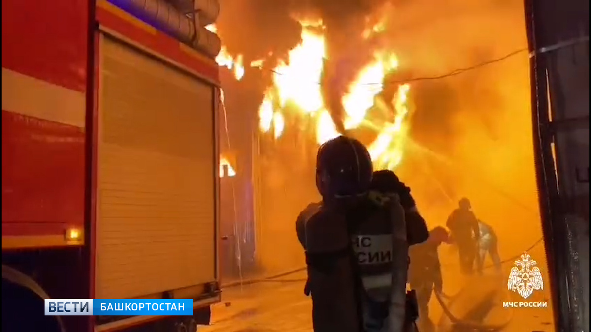    Площадь пожара на складе в Уфе выросла до двух тысяч квадратных метров