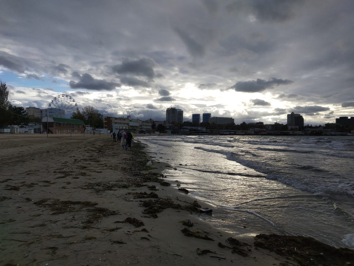 Анапа. Центральный пляж. Ноябрь-2024 (фото автора публикации, на часах 15:43)