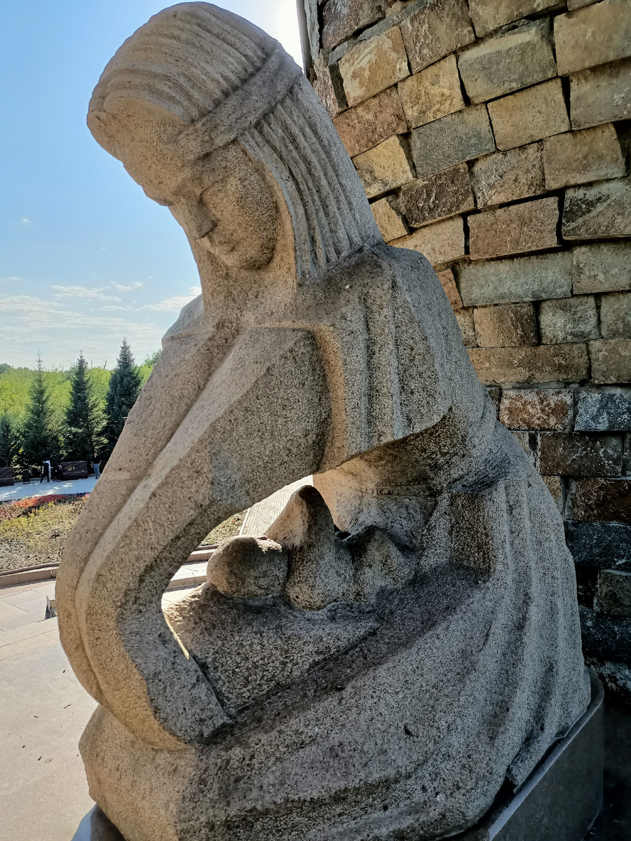 Автор:
Скульптуру создал казахстанский мастер Бахытжан Абишев. 🎨